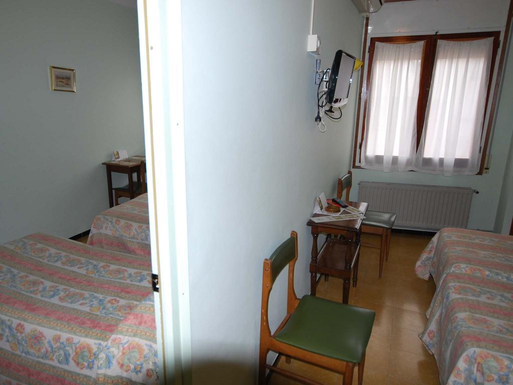 Hostal Fabrellas Caldes de Malavella Exteriör bild